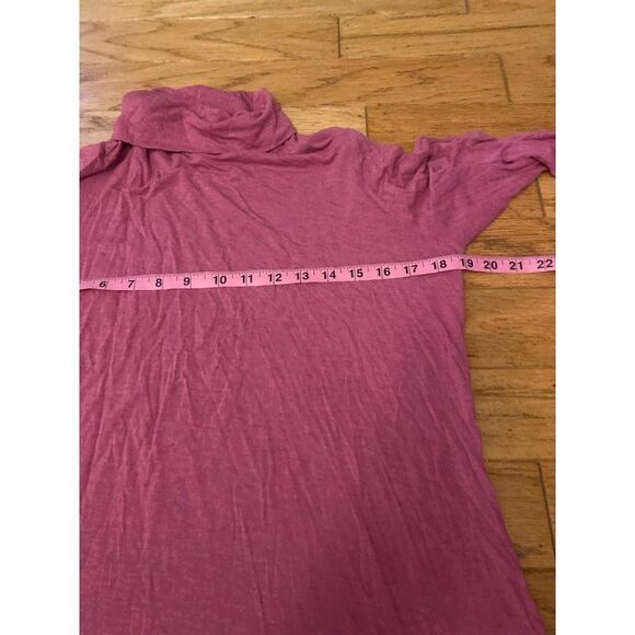 Tahari, women's pink thin turtleneck long sleeve shirt size medium - Picture 6 of 7